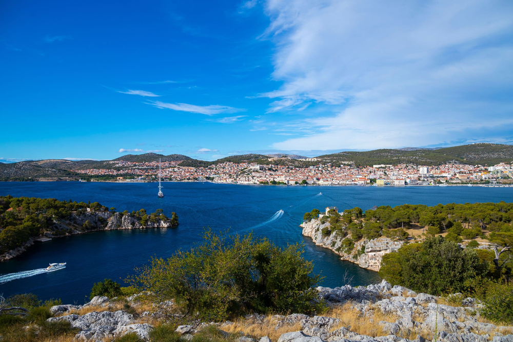 Pogled na šibensku rivijeru s mora