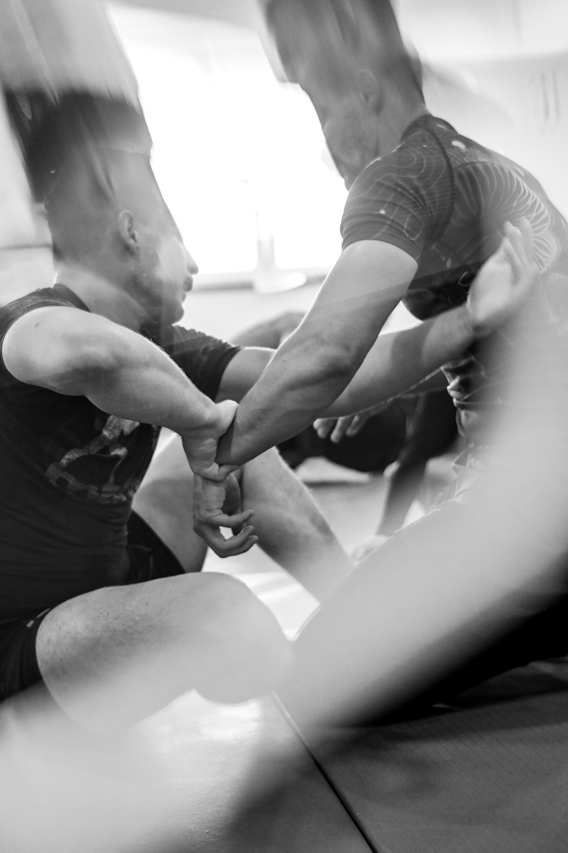 Trening jiu jitsua na kampu